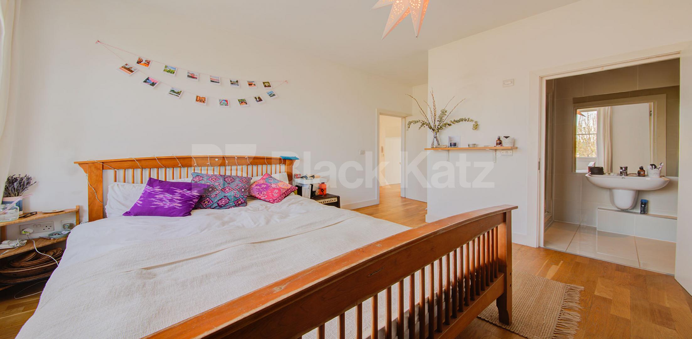 			STUNNING 3 BED 2 BATH!, 3 Bedroom, 2 bath, 1 reception Flat			 Hilldrop Road, TUFNELL PARK